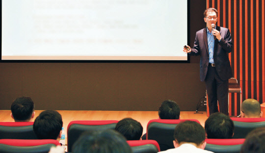 장문석 SK주식회사 C&C사업 클라우드랩 전무가 지식공유 세미나 '오픈랩'에서 클라우드 전환 기술과 활용 전략을 주제로 강연하고 있다.    SK㈜ C&C사업 제공